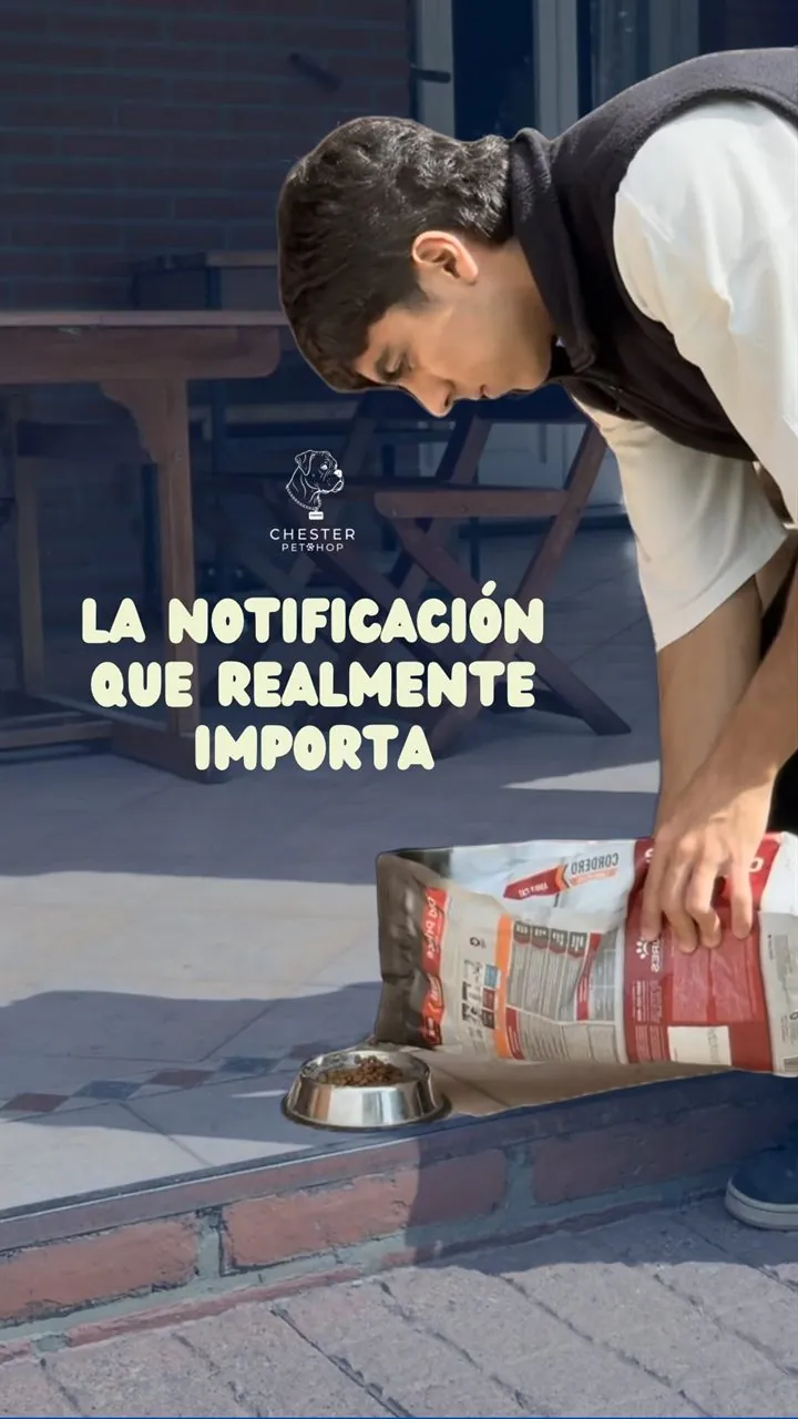 Uno de los chicos de Chester sirviendo alimento balanceado en un comedero de acero, con el texto La notificación que realmente importa